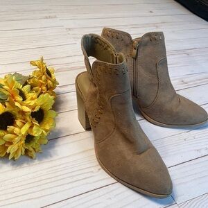 Amanda blu Tan suede booties